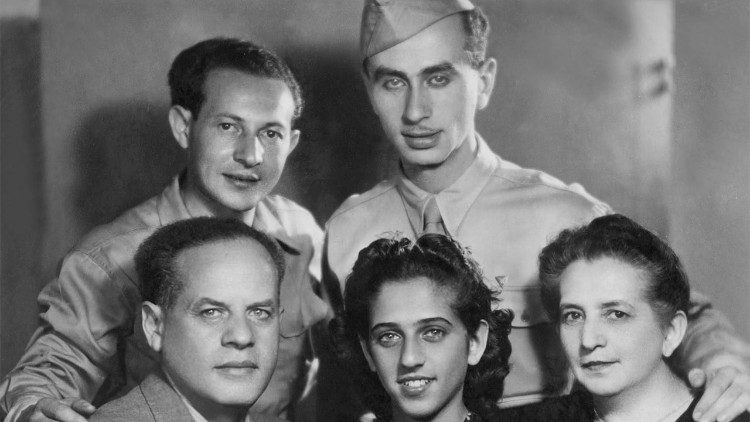 Alessandro Smulevich, in alto a destra, in una foto di famiglia scattata nel 1945