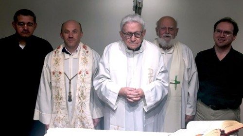 Il gesuita Maffeo compie 100 anni, il Papa: "Uno strumento nelle mani di Dio"