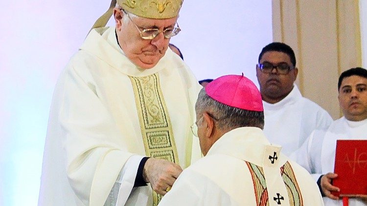 Dom Gilberto Pastana recebe Pálio Arcebispal 