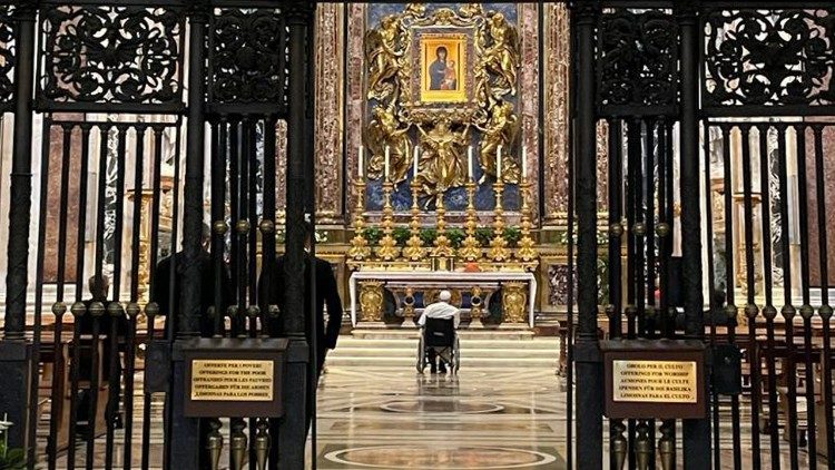 O Papa rezando na Basílica de Santa Maria Maior