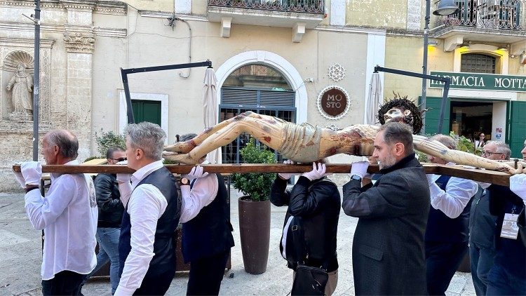 Il Crocifisso che verrà poi portato in piazza San Pietro Caveoso , alla conclusione della Via Lucis. Foto Cristina Garzone