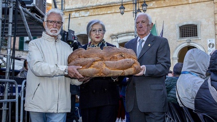 Un pane di Matera formato gigante ha accolto i congressisti il primo giorno in piazza Vittorio. Foto Cristina Garzone