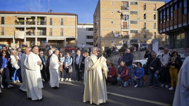 La Processione Eucaristica guidata dall'arcivescovo Caiazzo per le vie di Matera. Foto Cristina Garzone
