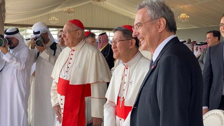 Kardinál Tagle (druhý zleva) během papežské návštěvy v Bahrajnu