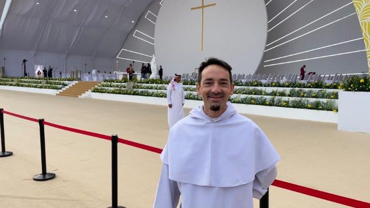 Br. Emmanuel Pisani OP podczas pielgrzymki papieskiej do Bahrajnu