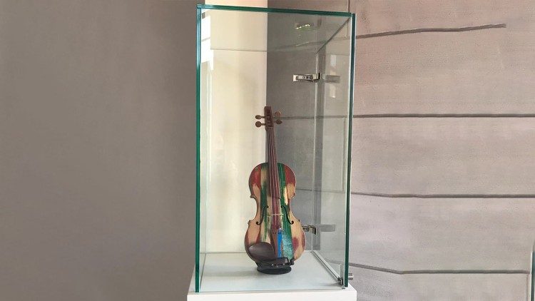 Il "Violino del Mare" realizzato con il legno dei barconi che sarà esposto al Museo del Violino di Cremona