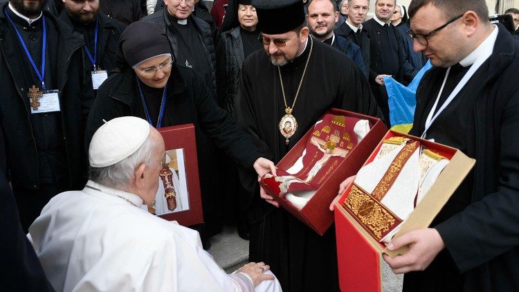 La religiosa ucraniana, junto a otros miembros de la Iglesia greco-católica, entregan un presente al Papa después de la Audiencia General.