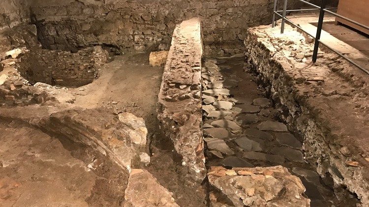 Nas escavações, a descoberta de uma antiga estrada romana
