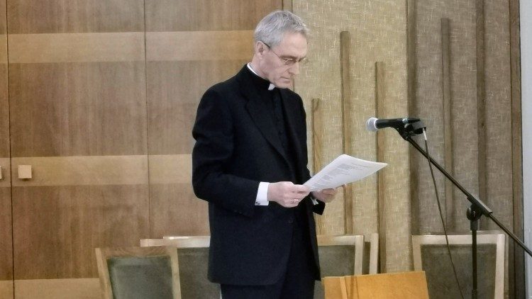Erzbischof Gänswein legt zu jedem Gesätz eine kleine Meditation vor