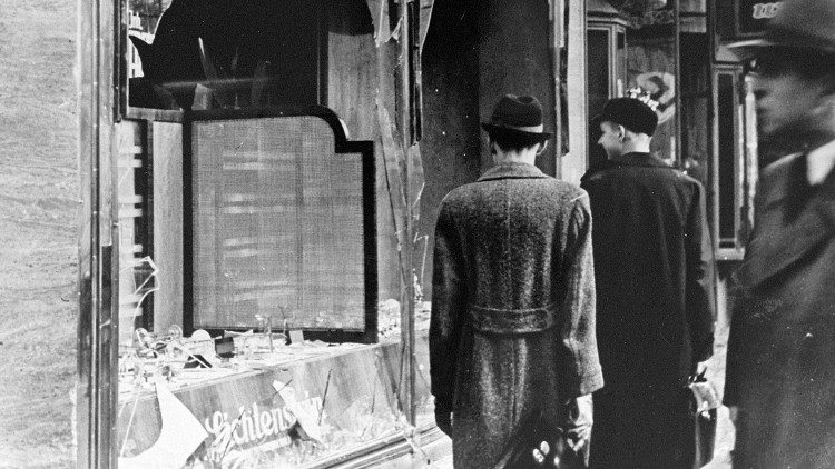 Cittadini tedeschi davanti ad un negozio distrutto nella "notte dei cristalli" (novembre 1938).