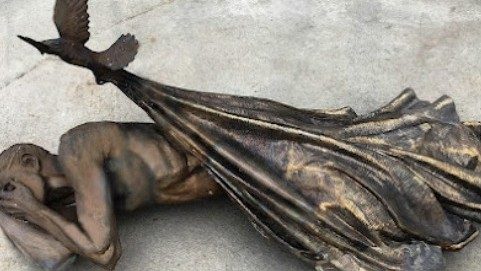 Папа освятил скульптуру, посвящённую бездомным