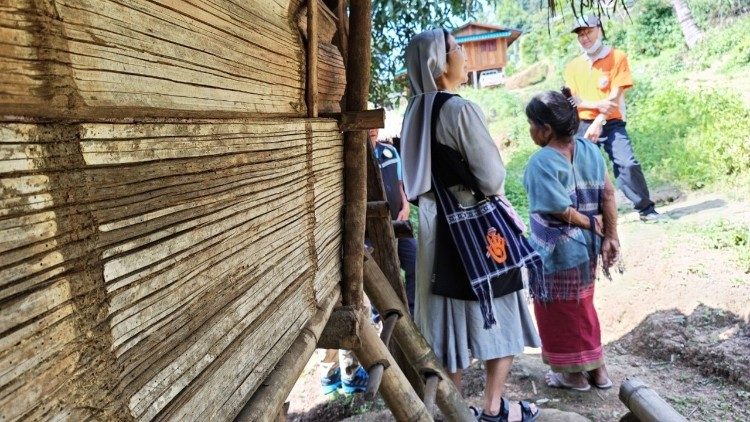 A Irmã Grazia na vila católica tailandesa