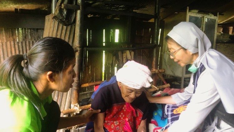 Sœur Grazia Patthayaporn auprès de réfugiés birmans 