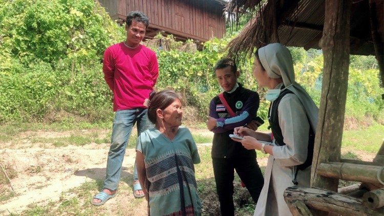 A religiosa em uma vila católica, no distrito de Tha Song Yang, Província de Tak, na Tailândia