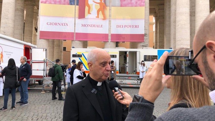 Erzbischof Rino Fisichella vor unserem Mikrofon