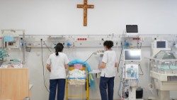 Sanitarie-al-lavoro-nellOspedale-della-Sacra-Famiglia-a-Betlemme--rsz.jpg
