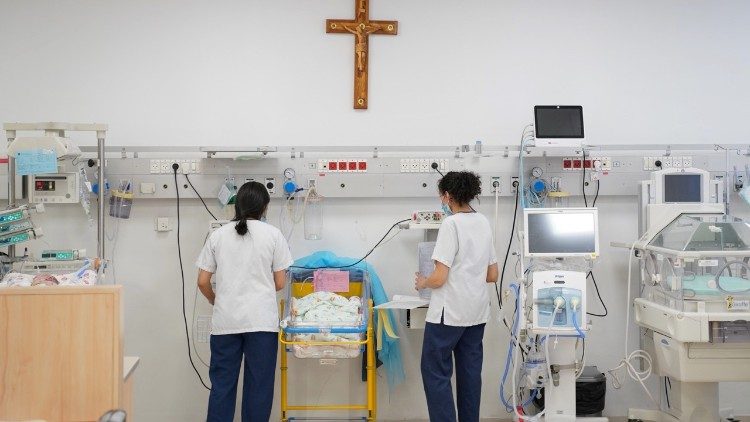 Sanitarie al lavoro nell'Ospedale della Sacra Famiglia a Betlemme