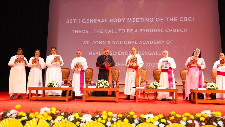 Cardeal Mario Grech com cardeal e bispos indianos (foto © Synod.va)