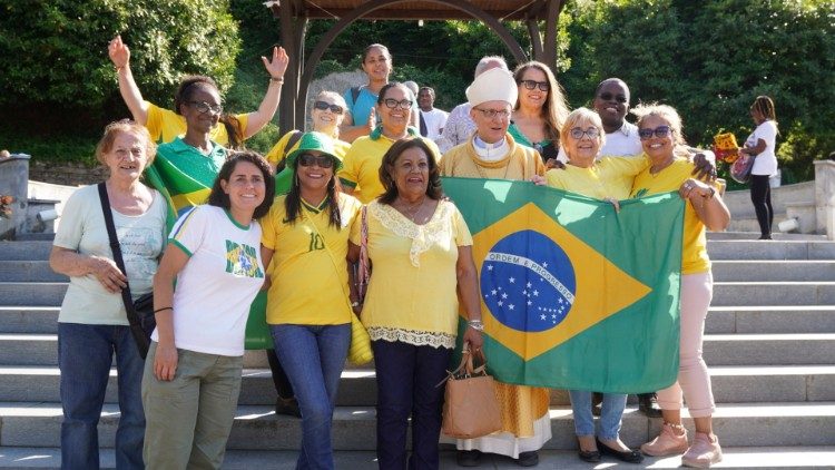 As comunidades católicas de brasileiros de Asti e Turim com o bispo dom Marco Prastaro