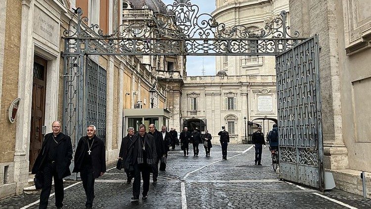 Nach der Messe kommen die Mitglieder der Bischofskonferenz wieder aus dem Vatikan