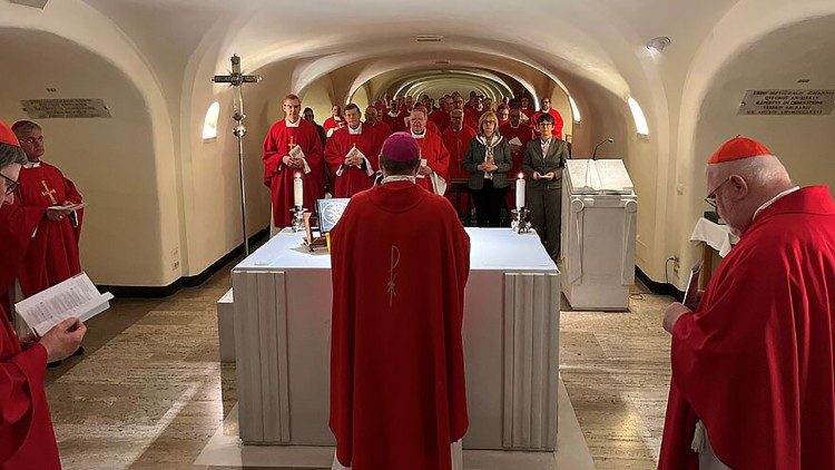 Die Deutsche Bischofskonferenz auf Ad-limina-Besuch in Rom feiert die Messe in den Grotten des Petersdoms (14.11.2022)