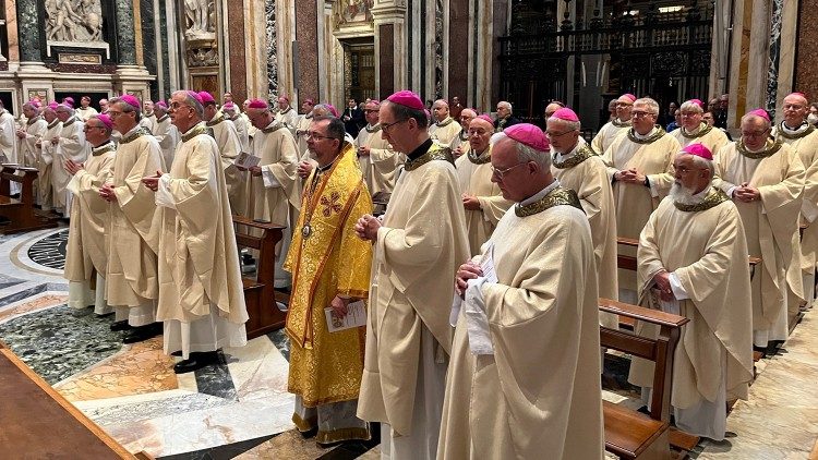 Die Bischöfe bei einem Gottesdienst während ihres ad-limina-Besuchs