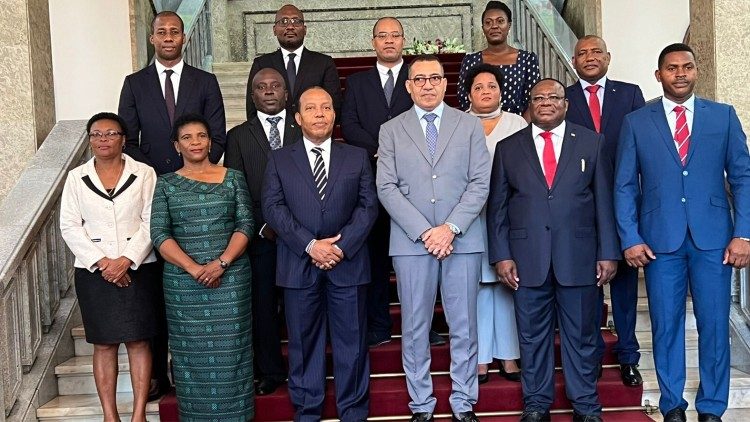São Tomé e Príncipe. Presidente da República dá posse ao novo