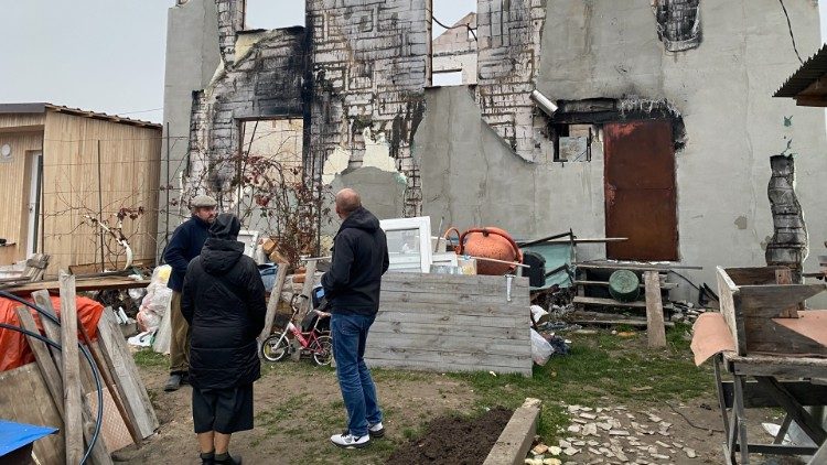 Siostra Marta Meshko przed zburzonym domem