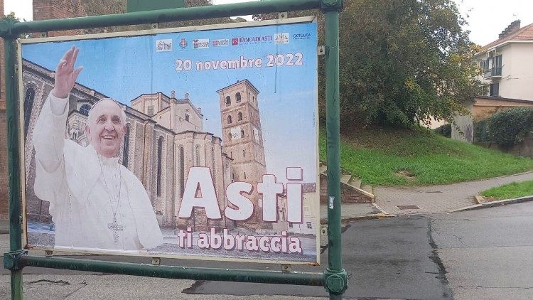 Óriásplakát Ferenc pápa látogatásáról Astiban, Észak-Olaszországban