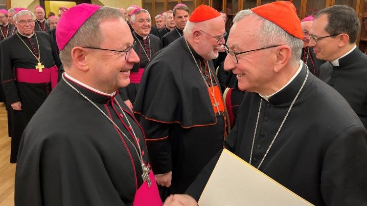 Presidente dos bispos da Alemanha, dom Bätzing, com o cardeal Parolin. Ao fundo, o cardeal Marx