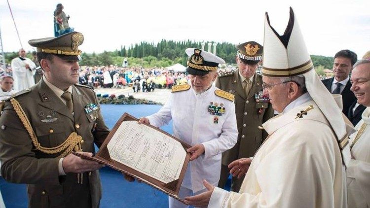 No Cemitério de Redipúglia em 2014, o Santo Padre  recebe uma cópia da folha de registro do serviço militar de seu avô