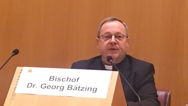 Bischof Georg Bätzing bei der Pressekonferenz in Rom