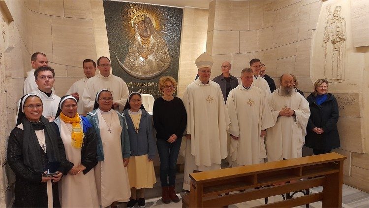 Mišių dalyviai Vilniaus Aušros Vartų Marijos koplyčioje Vatikane