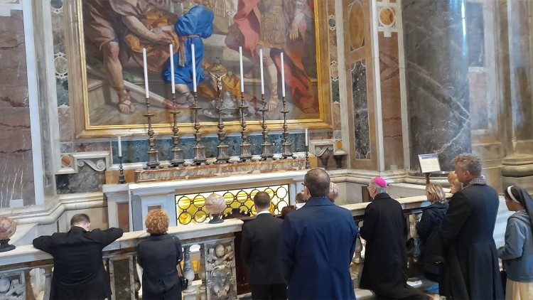 Mišių dalyviai prie šv. Juozapato Kuncevičiaus kapo Vatikano bazilikoje