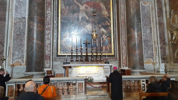 Mišių dalyviai prie šv. Jono Pauliaus II kapo
