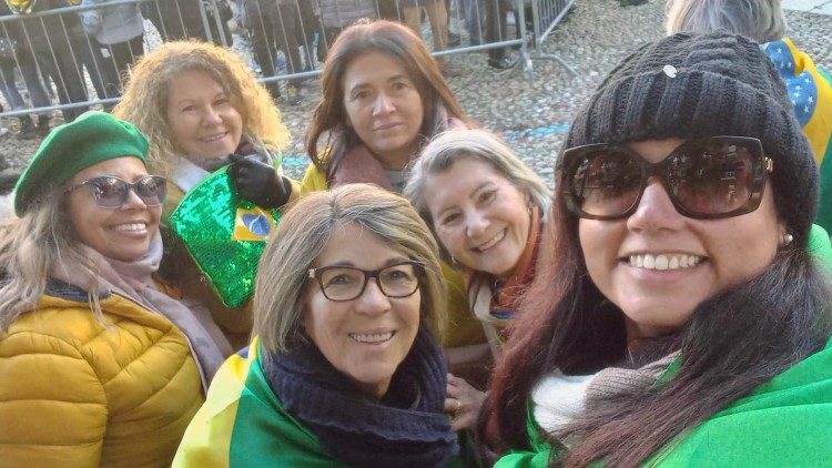 As brasileiras que acompanharam a missa fora da Catedral, através de telões