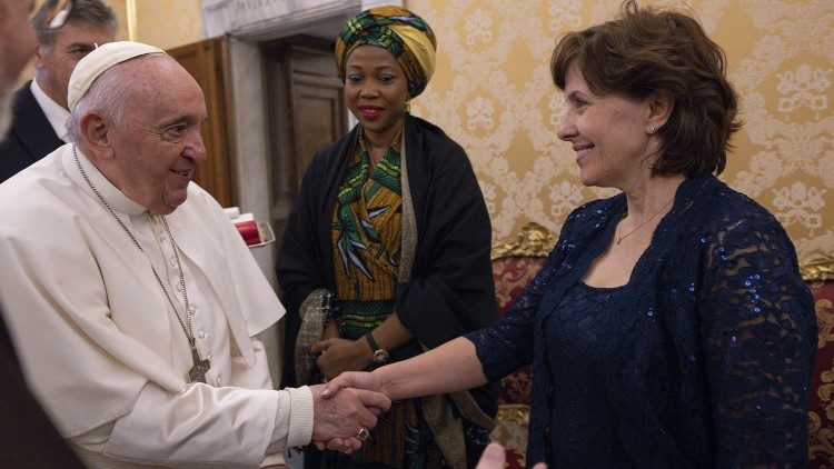 Die First Lady von Sierra Leone, Fatima Maada Bio, und Jennifer Wortham von der Global Collaborative trafen Papst Franziskus am 19. Oktober 2022