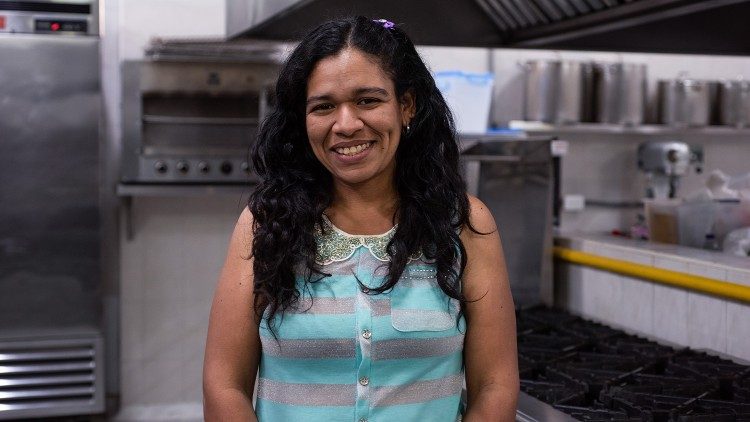 Cleiry Solórzano musste ihr Medizinstudium aufgeben, um aus Venezuela auszuwandern. In Kolumbien verdient sie nun ihren Lebensunterhalt als Bäckerin und Konditorin, nachdem sie mit Hilfe der Skalabriner ausgebildet wurde. (@Margherita Mirabella/Archivio GSF)