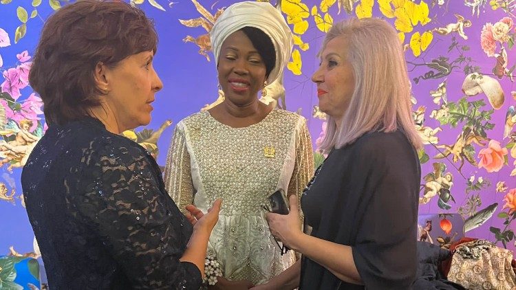 Our Heroes Gala - Jennifer Wortham; Fatima Maada Bio, First Lady von Sierra Leone; und May Hassoon, Islamic Relief USA, eine Mitbegründerin der Global Collaborative