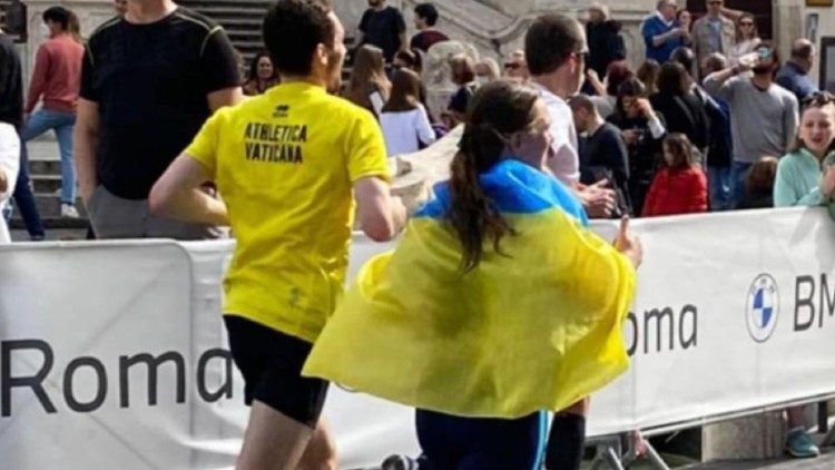 Viktoria, la mamma fuggita da Kyiv durante una maratona con la maglia di Athletica Vaticana