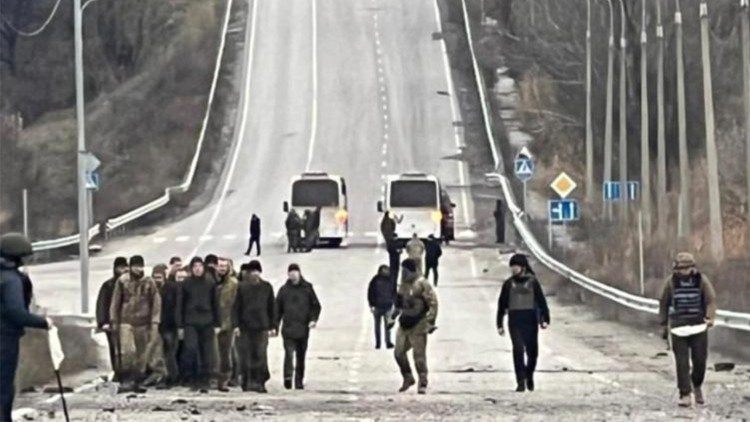 Dieses Foto vom November soll den Austausch von russischen gegen ukrainische Kriegsgefangene zeigen
