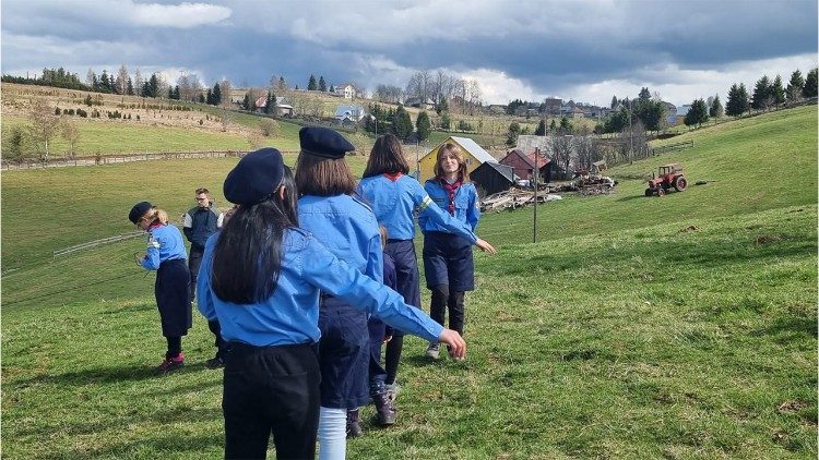 Sortie scoutisme pour les filles, dans la campagne roumaine 