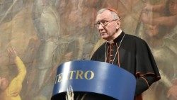 Cardinale-Pietro-Parolin-conferenza-ruolo-chiesa--Vigevano-2022-stretto..jpeg
