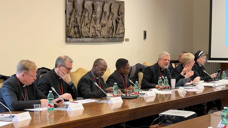 Zástupci biskupských konferencí a koordinátoři kontinentálních pracovních skupin při setkání s generálním sekretariátem biskupské synody 