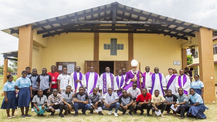 Dom Claudio Dalla Zuanna com formadores e formandos do Seminário Bom Pastor, Beira (Moçambique)
