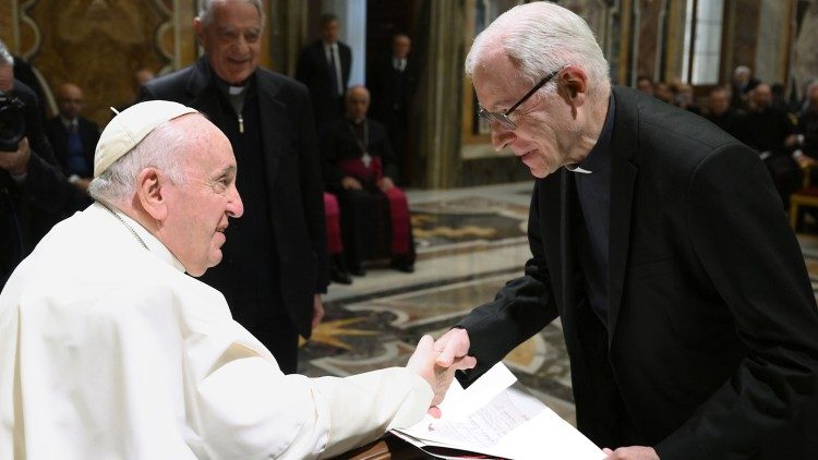 Le père Michel Fédou saluant le Pape François le 1er décembre 2022, à l'occasion de la remise du Prix Ratzinger 