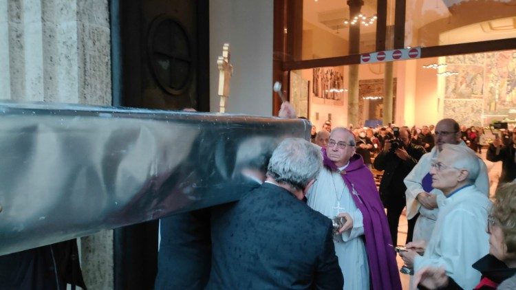 Il cardinale Enrico Feroci benedice il corpo di don Andrea Santoro all'arrivo nella Chiesa dei Santi Fabio e Venanzio a Roma