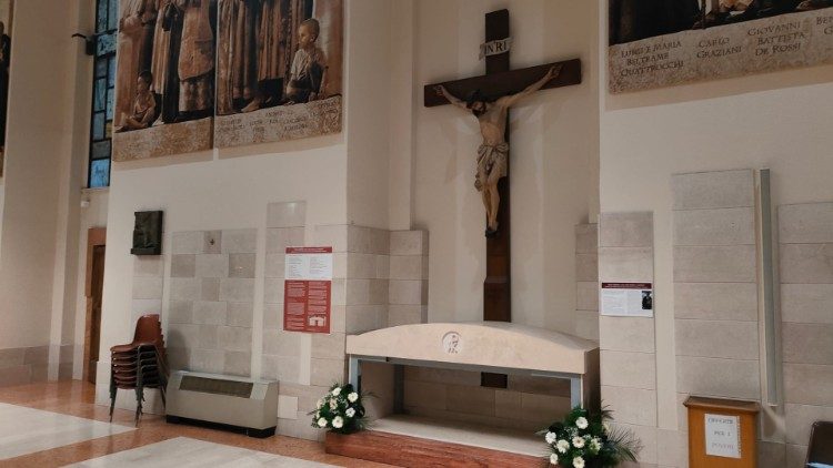 Locul depunerii raclei, la picioarele Crucifixului din lemn din biserica “Santi Fabiano e Venanzio”