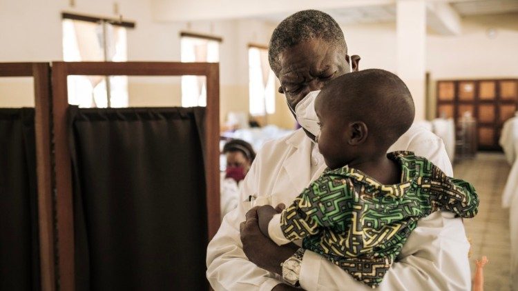 Denis Mukwege con un bambino durante la fase acuta della pandemia di Covid-19