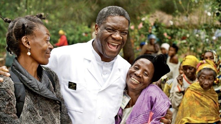Mukwege em Bukavu com pacientes do Hospital Panzi, que ele fundou em 1998